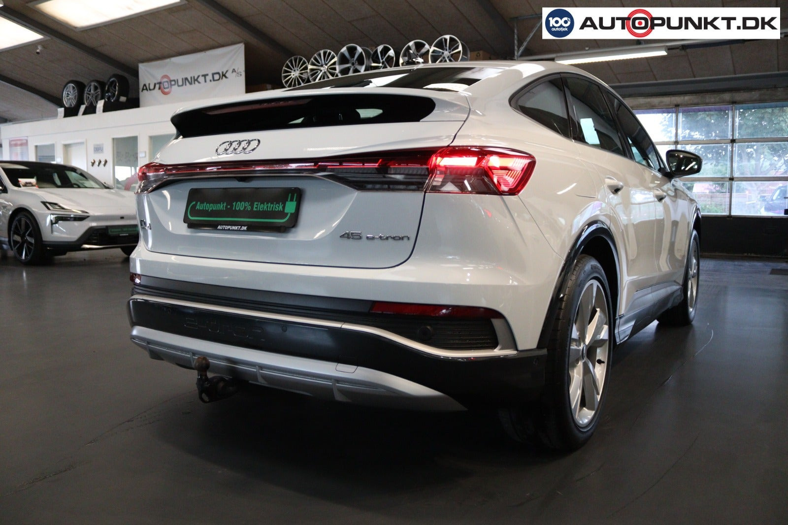 Hvid Audi Q4 e-tron fra 2025