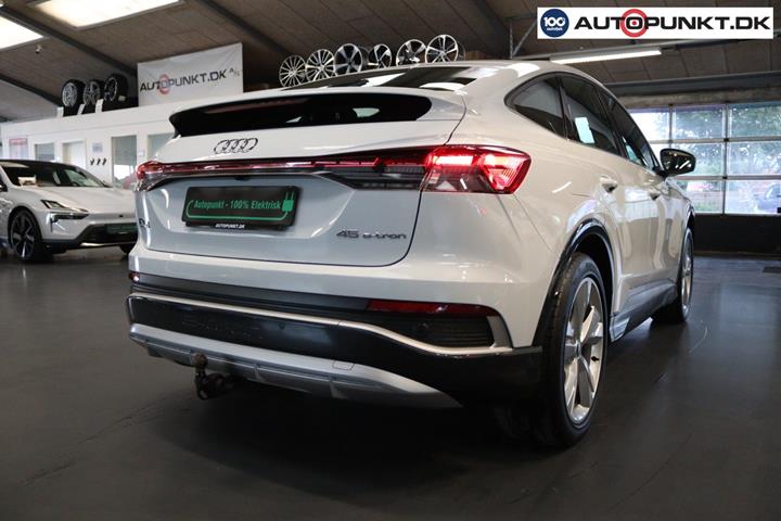 Hvid Audi Q4 e-tron fra 2025