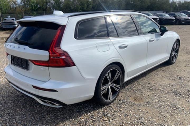 Hvid Volvo V60 fra 2022