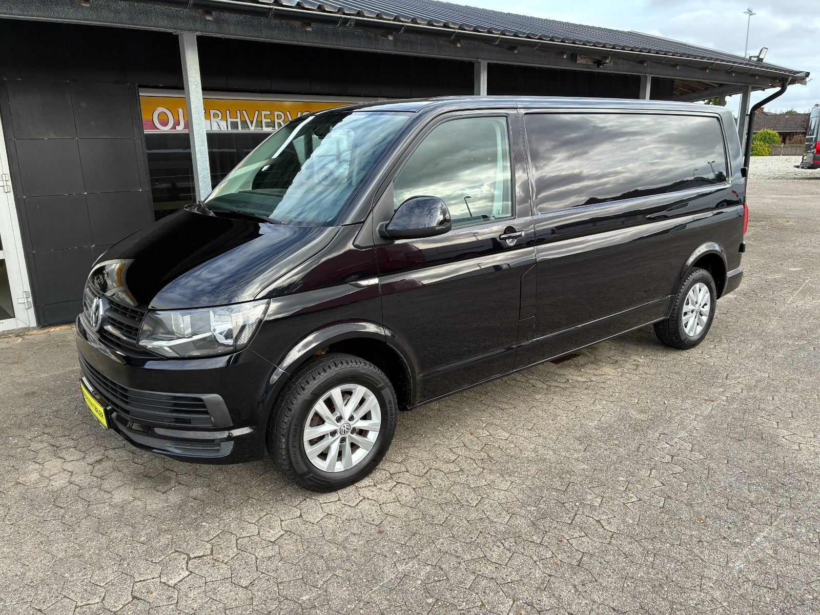Sort VW Transporter fra 2016