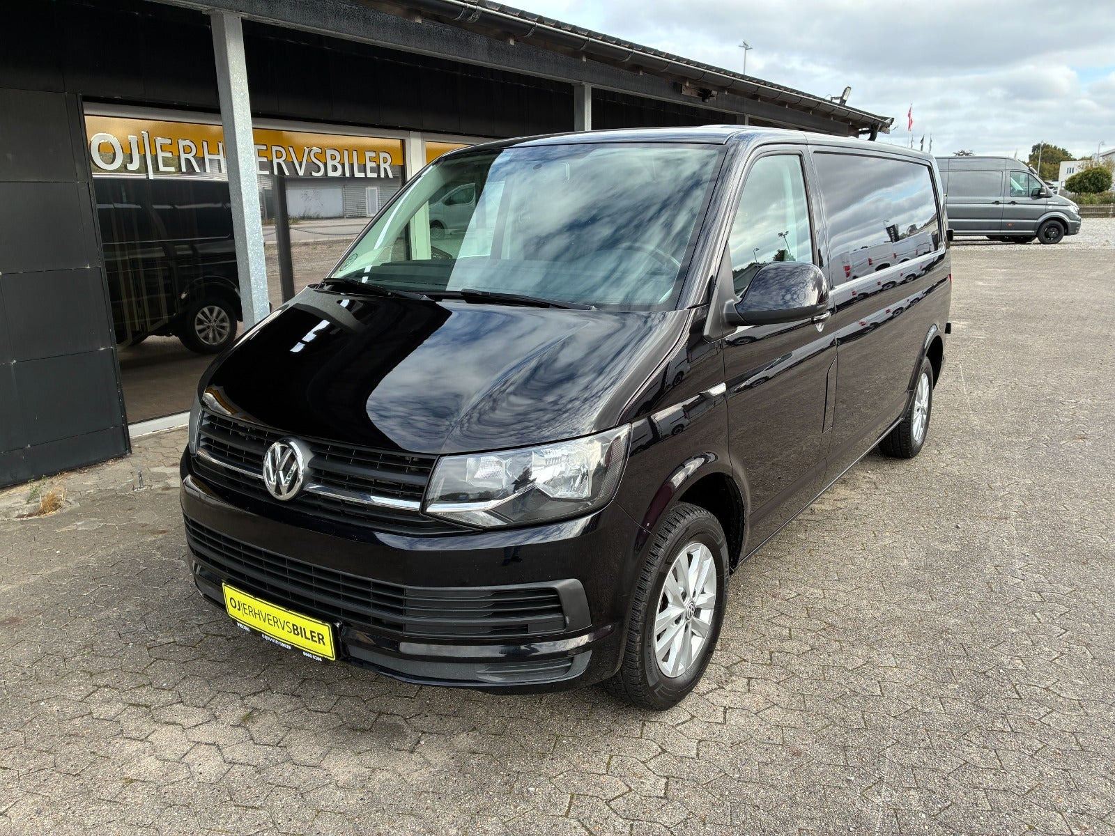 Sort VW Transporter fra 2016