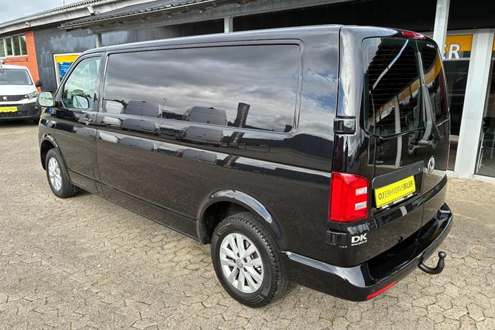 Sort VW Transporter fra 2016