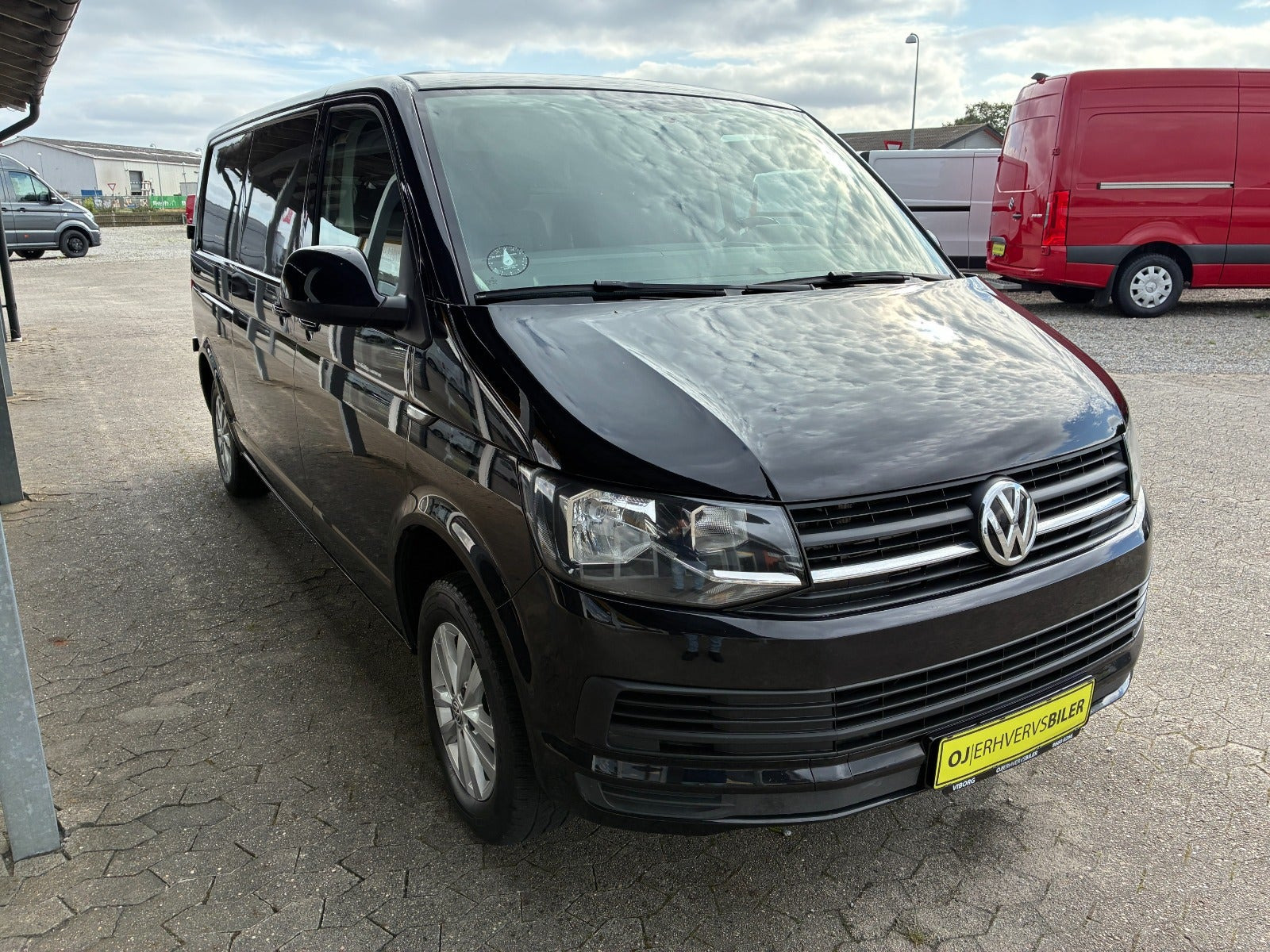 Sort VW Transporter fra 2016
