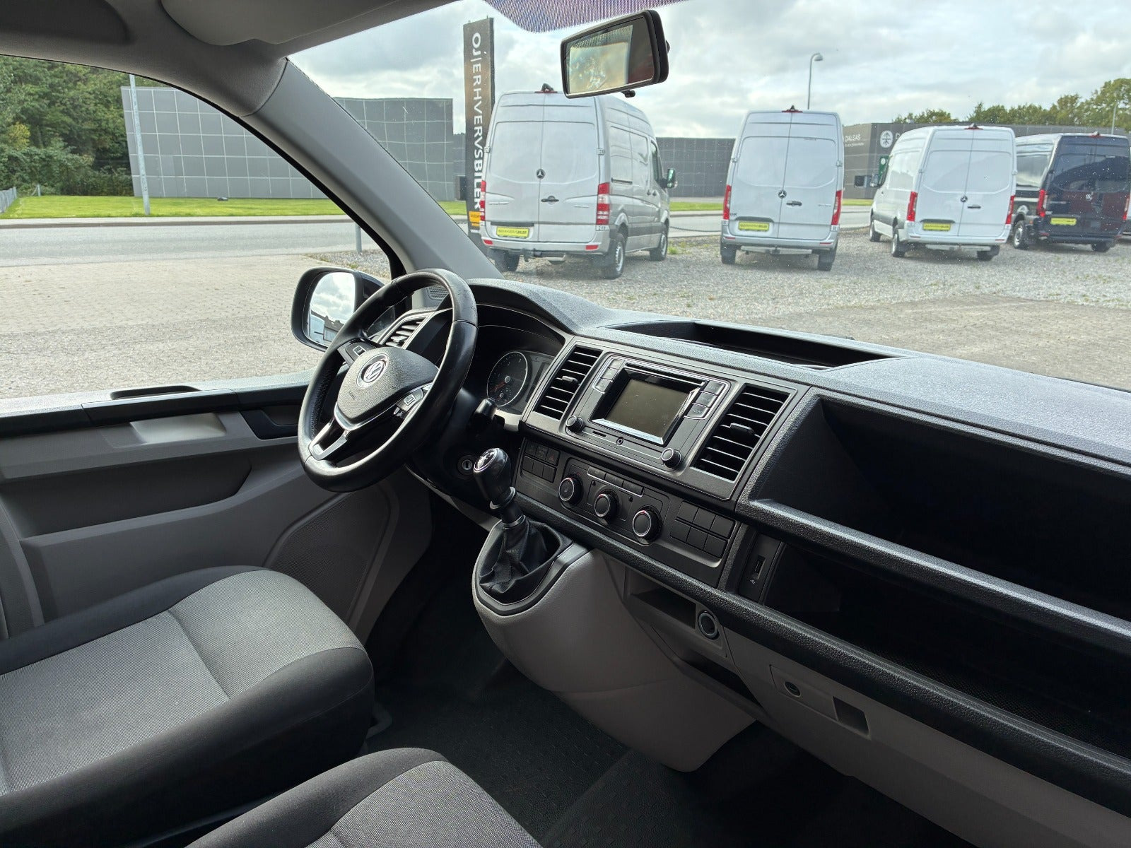 Sort VW Transporter fra 2016