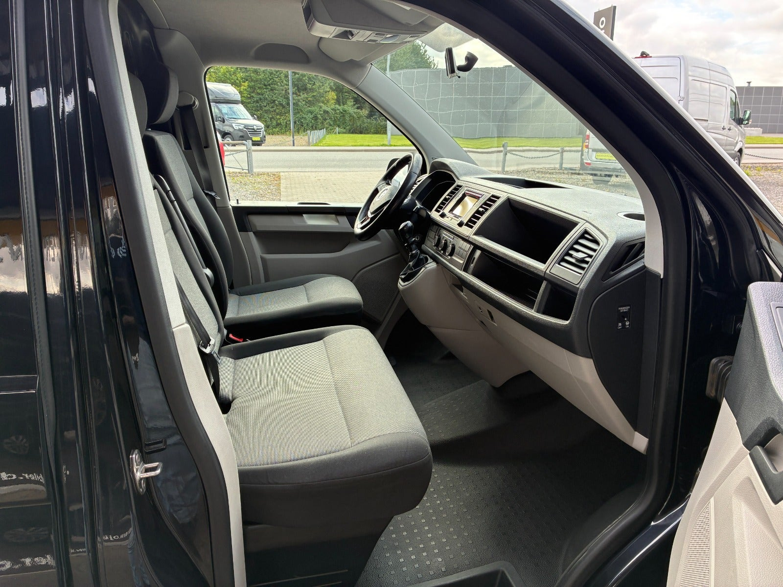 Sort VW Transporter fra 2016