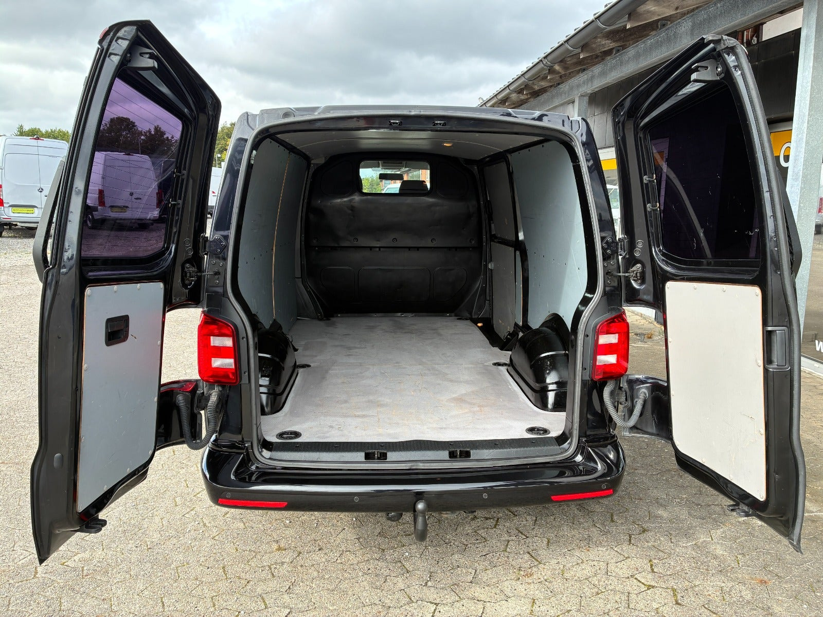 Sort VW Transporter fra 2016