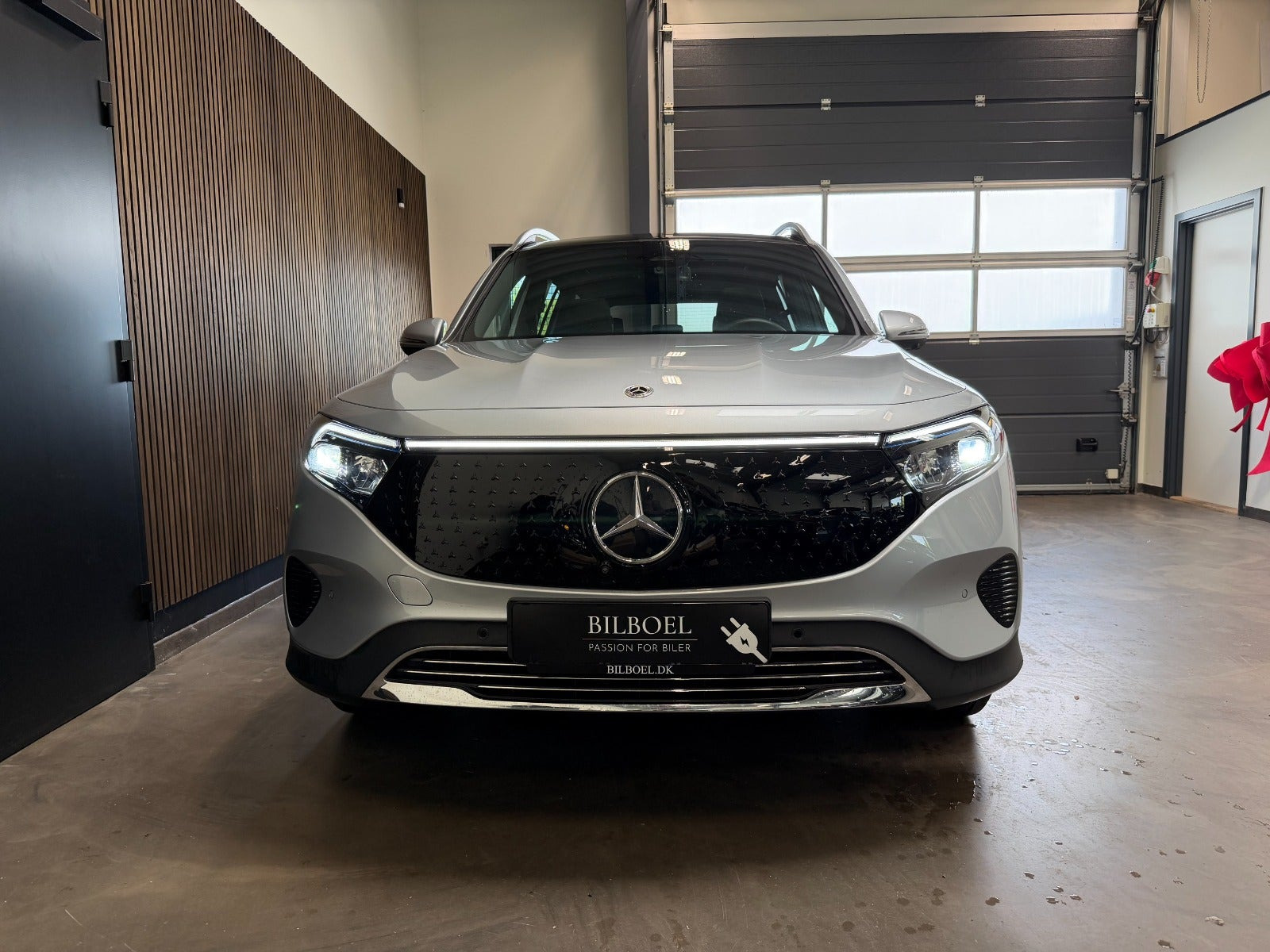 Sølv Mercedes EQB250+ fra 2025