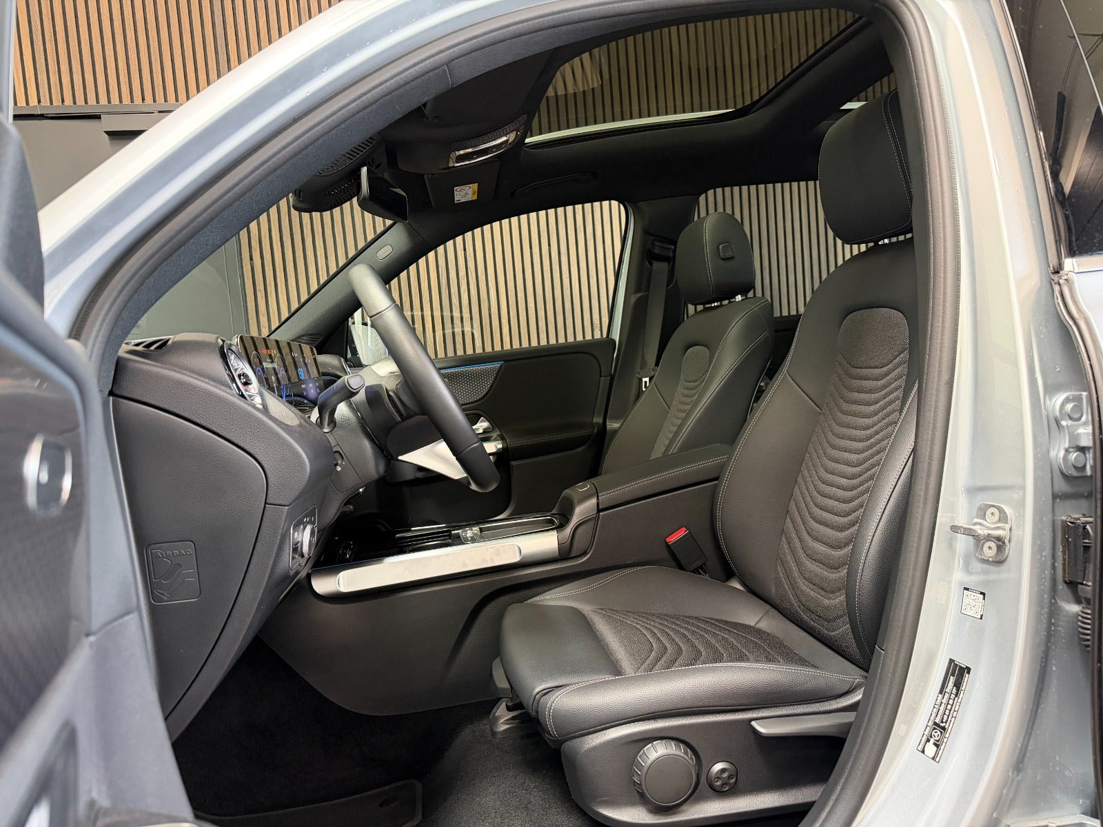 Sølv Mercedes EQB250+ fra 2025