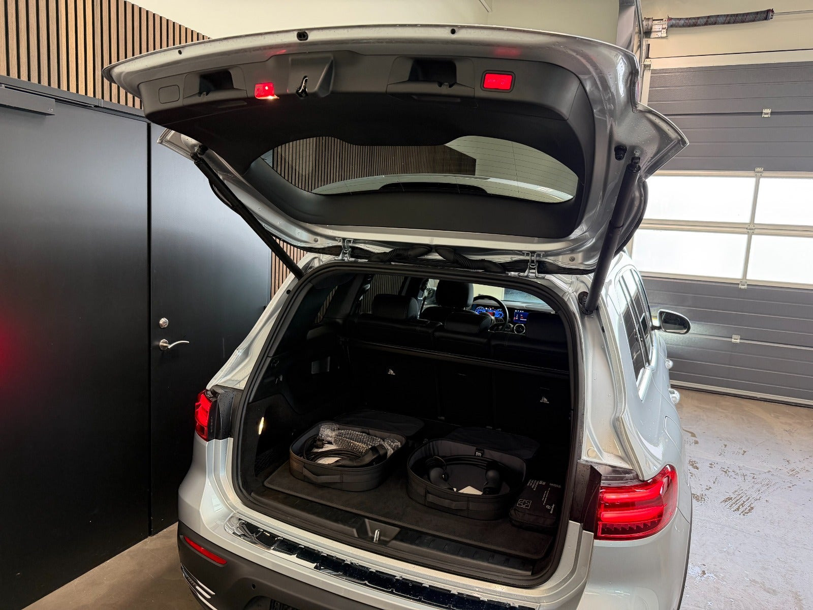 Sølv Mercedes EQB250+ fra 2025