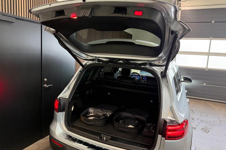 Sølv Mercedes EQB250+ fra 2025