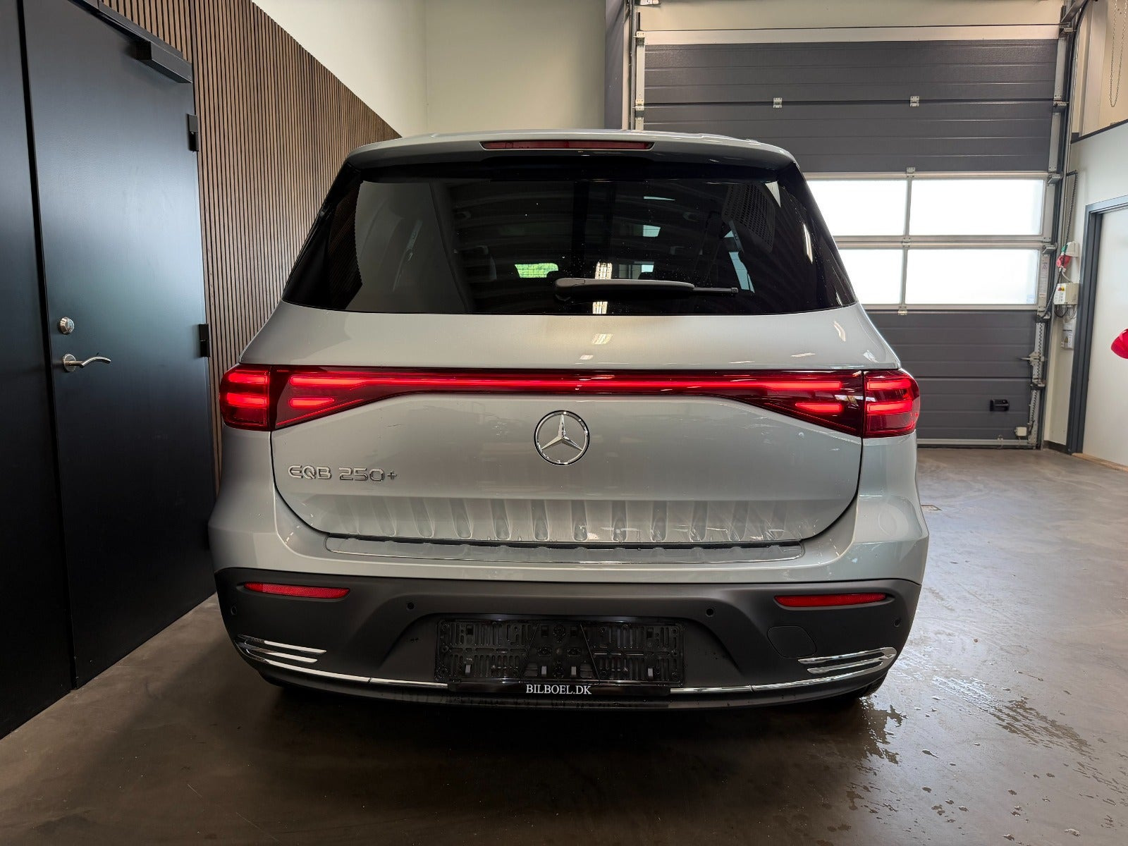 Sølv Mercedes EQB250+ fra 2025