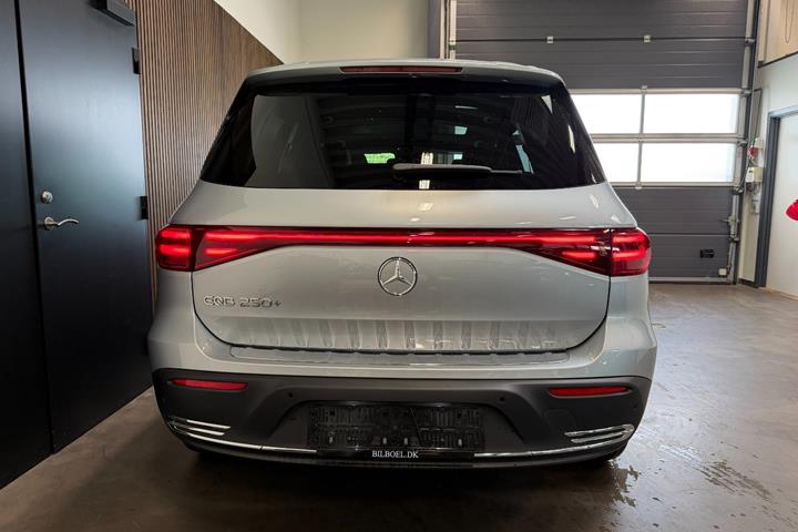 Sølv Mercedes EQB250+ fra 2025