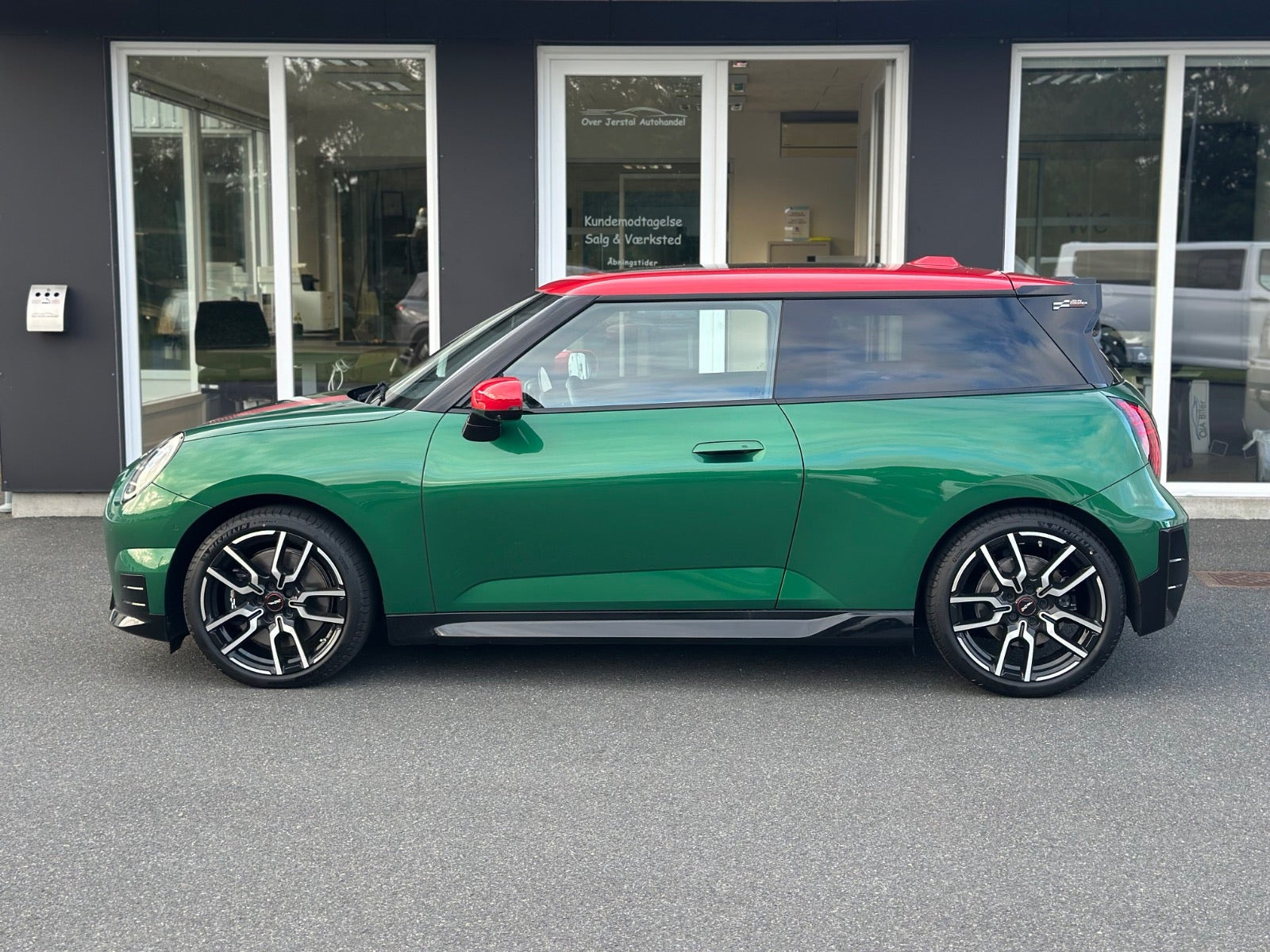 Grøn Mini Cooper E fra 2025