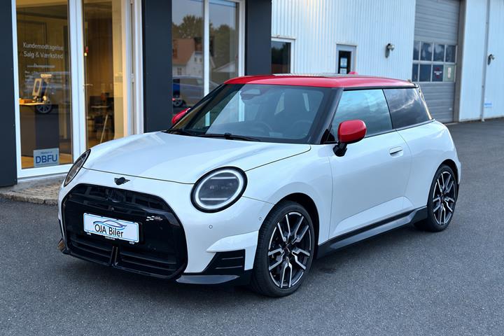 Hvid Mini Cooper E fra 2025