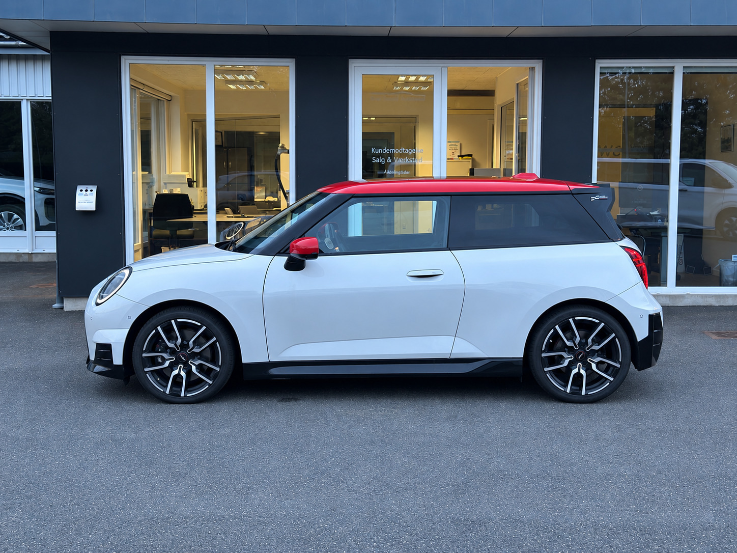 Hvid Mini Cooper E fra 2025