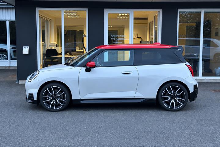 Hvid Mini Cooper E fra 2025
