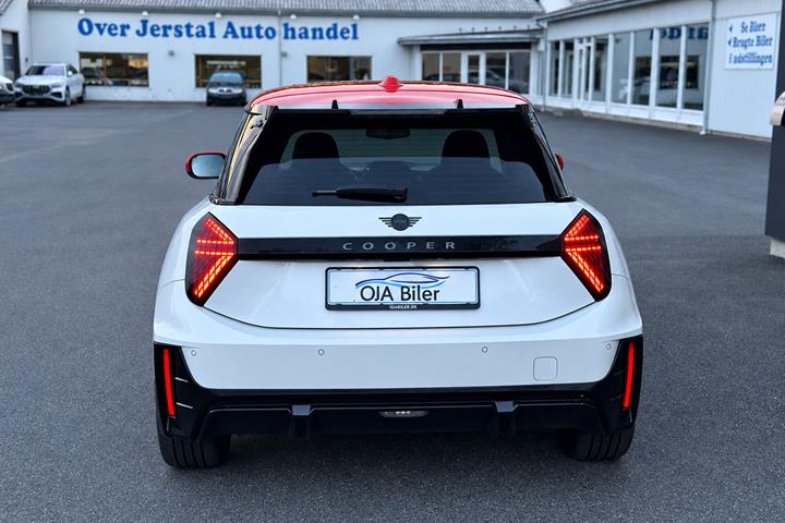 Hvid Mini Cooper E fra 2025