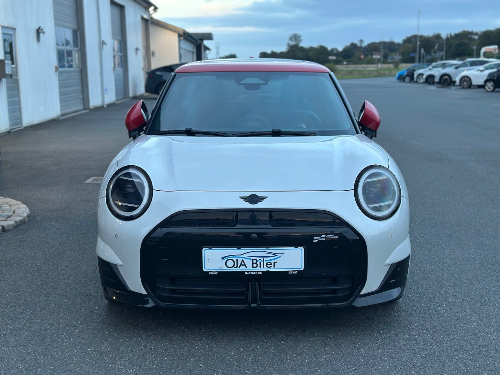 Hvid Mini Cooper E fra 2025