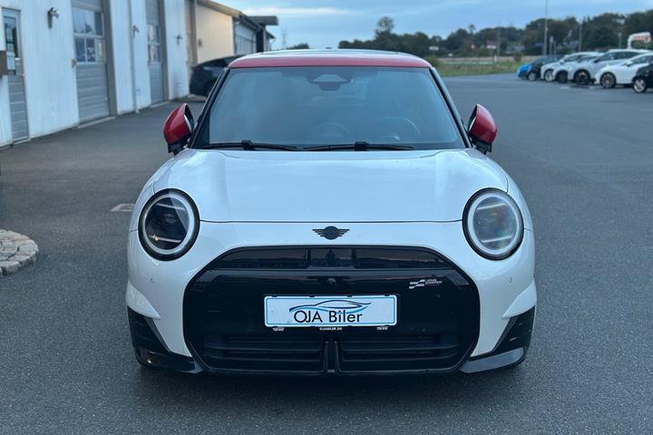 Hvid Mini Cooper E fra 2025