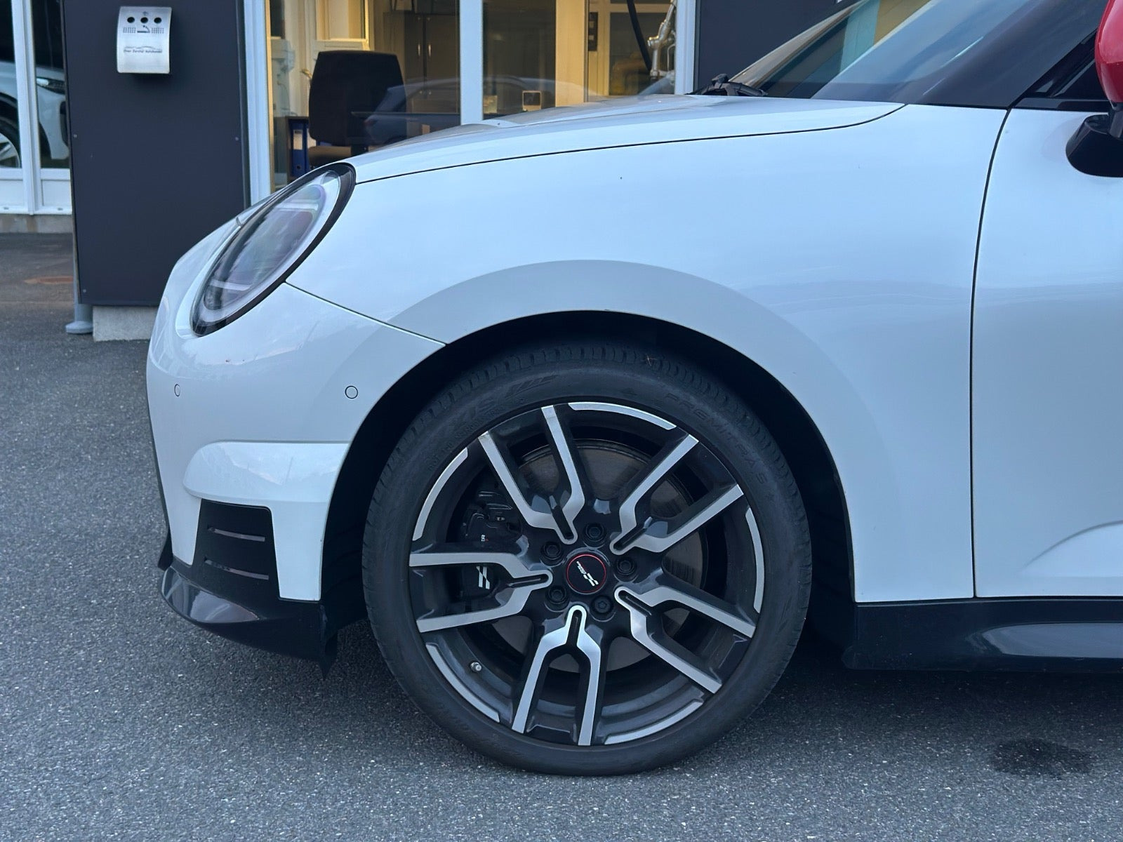Hvid Mini Cooper E fra 2025