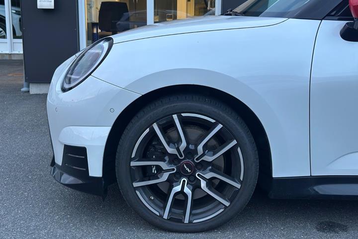 Hvid Mini Cooper E fra 2025