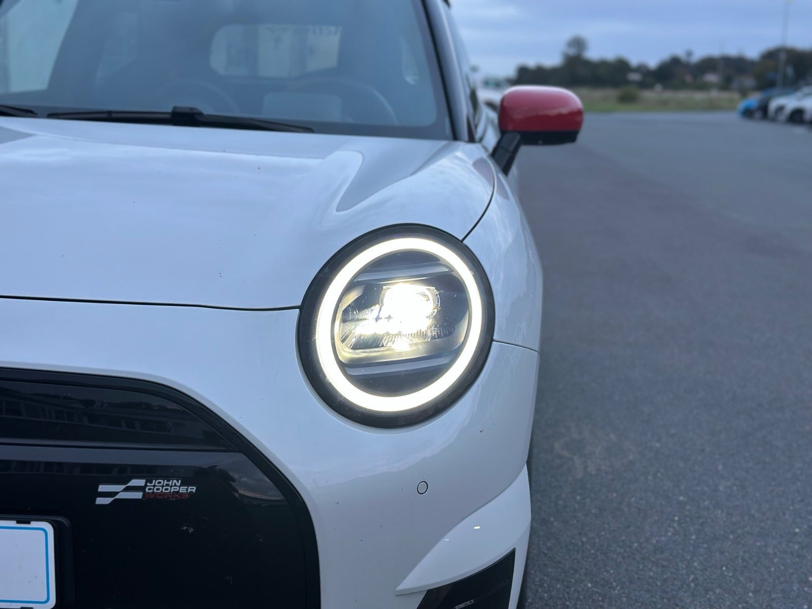 Hvid Mini Cooper E fra 2025