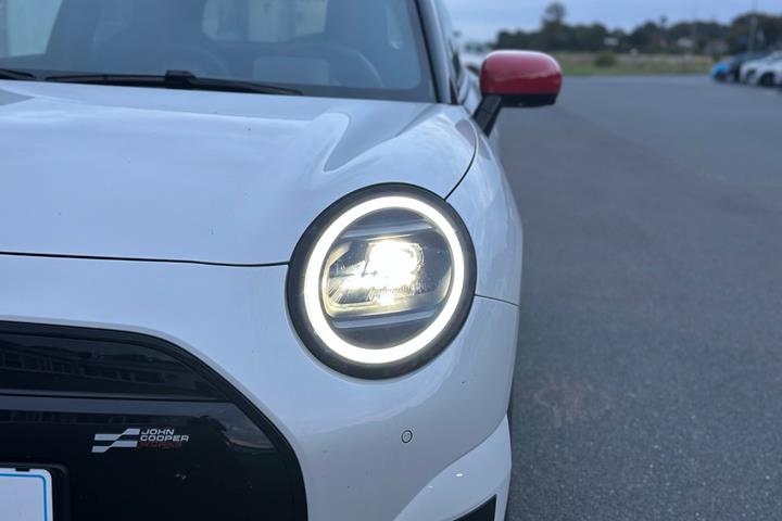 Hvid Mini Cooper E fra 2025
