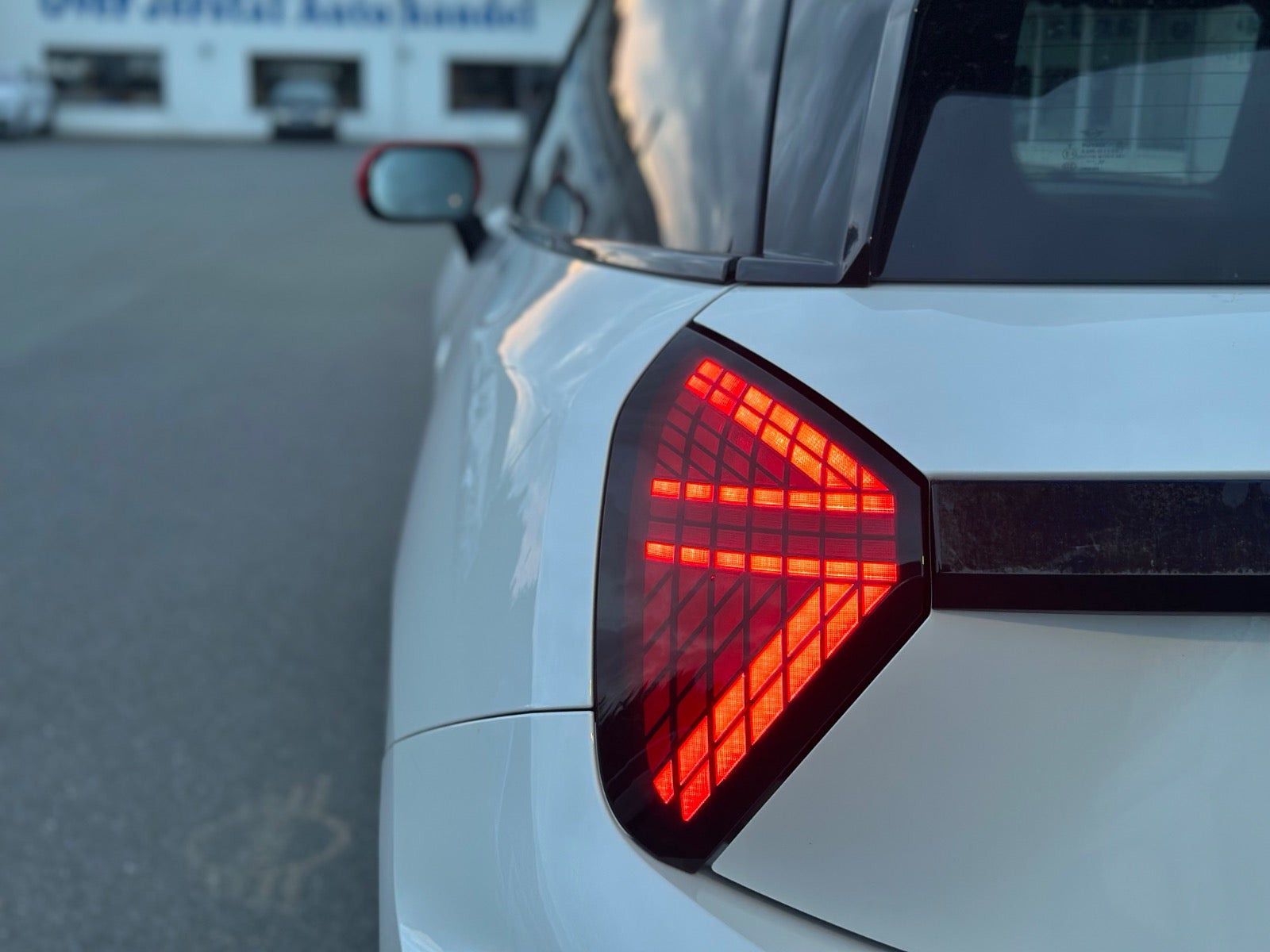 Hvid Mini Cooper E fra 2025