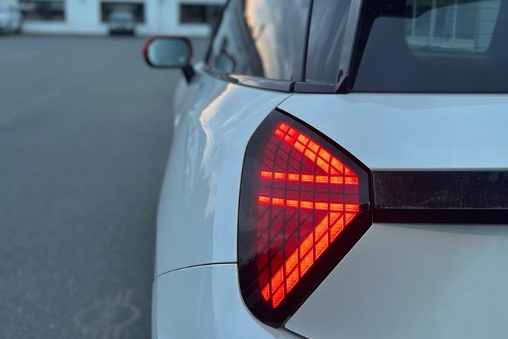 Hvid Mini Cooper E fra 2025
