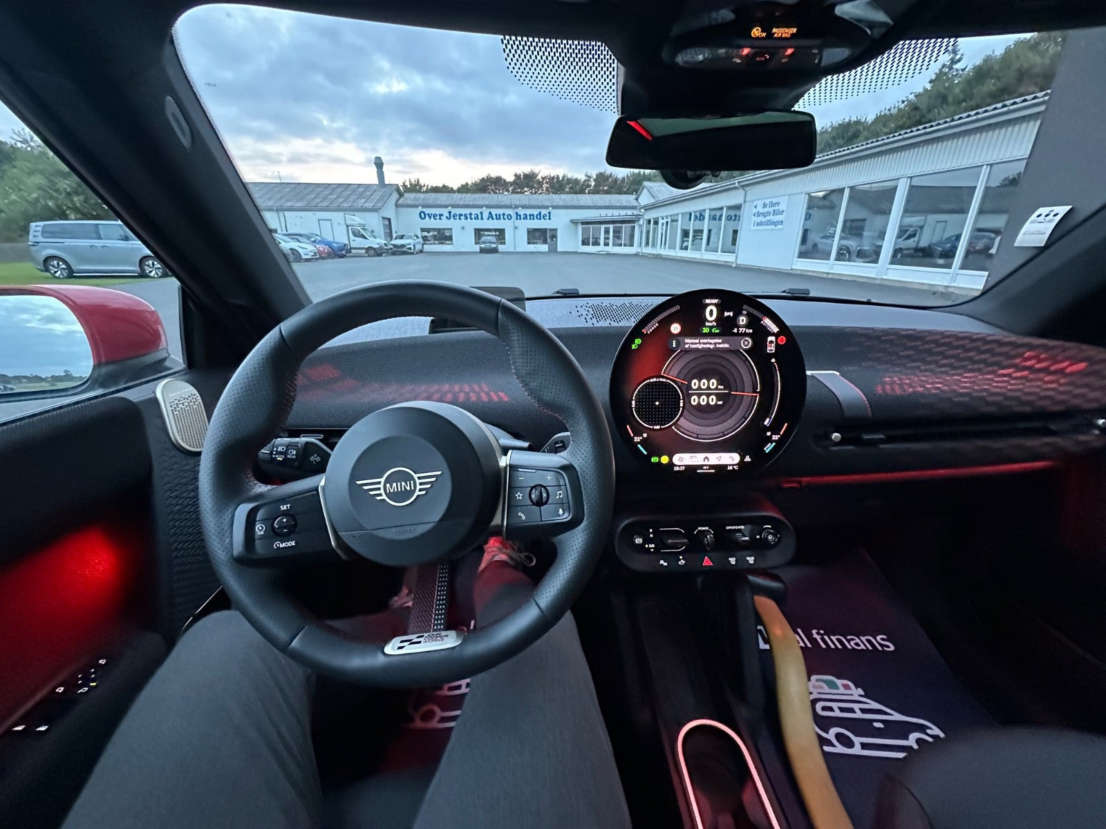 Hvid Mini Cooper E fra 2025