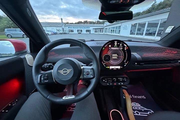 Hvid Mini Cooper E fra 2025