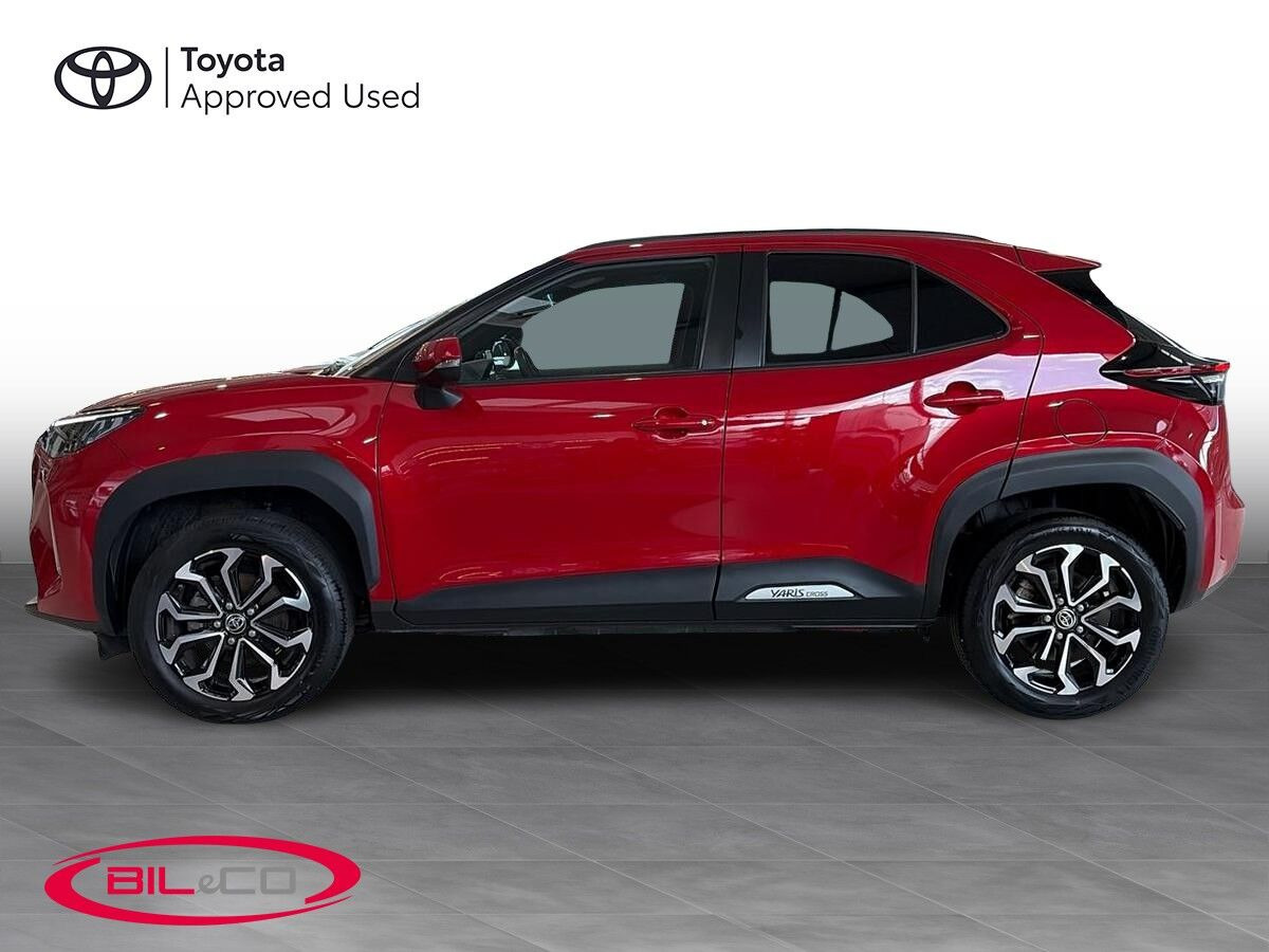 Rød Toyota Yaris Cross fra 2024