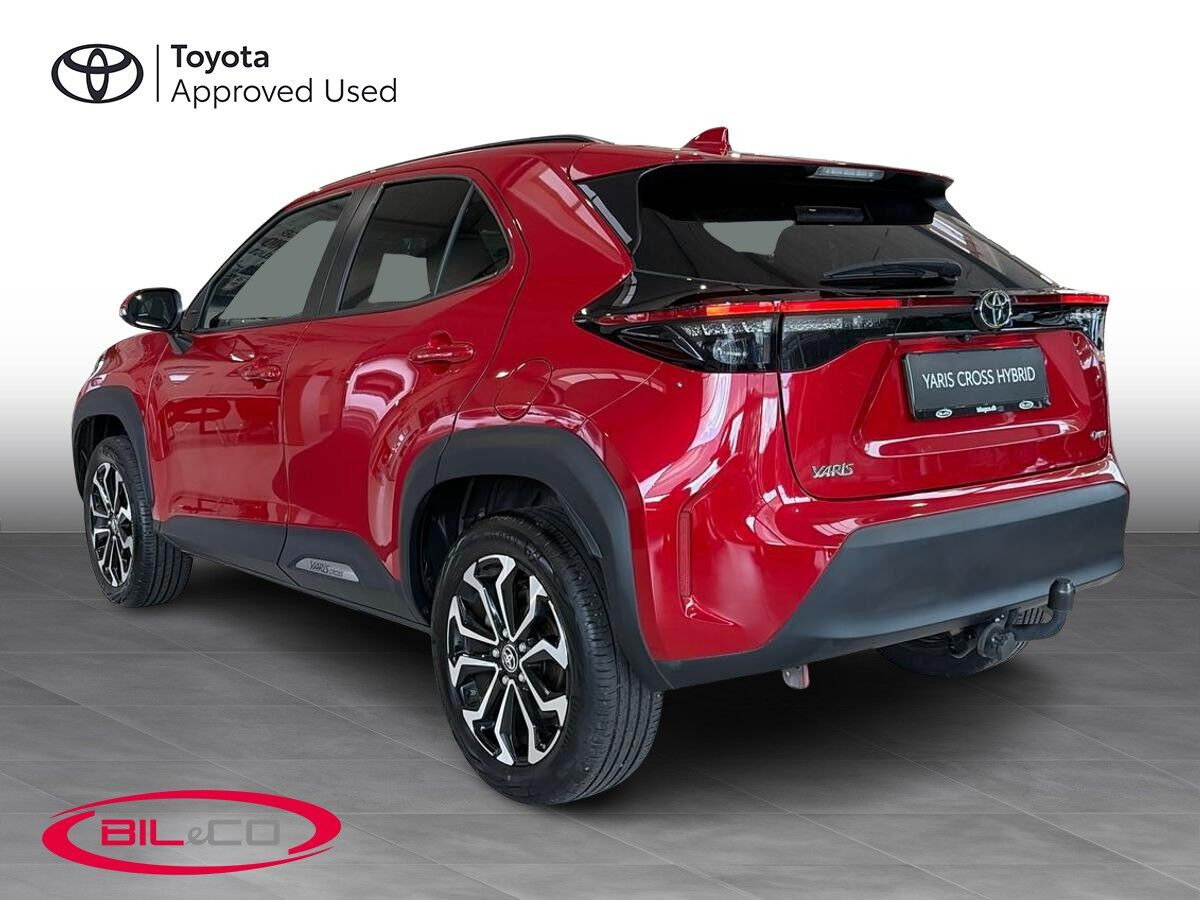 Rød Toyota Yaris Cross fra 2024
