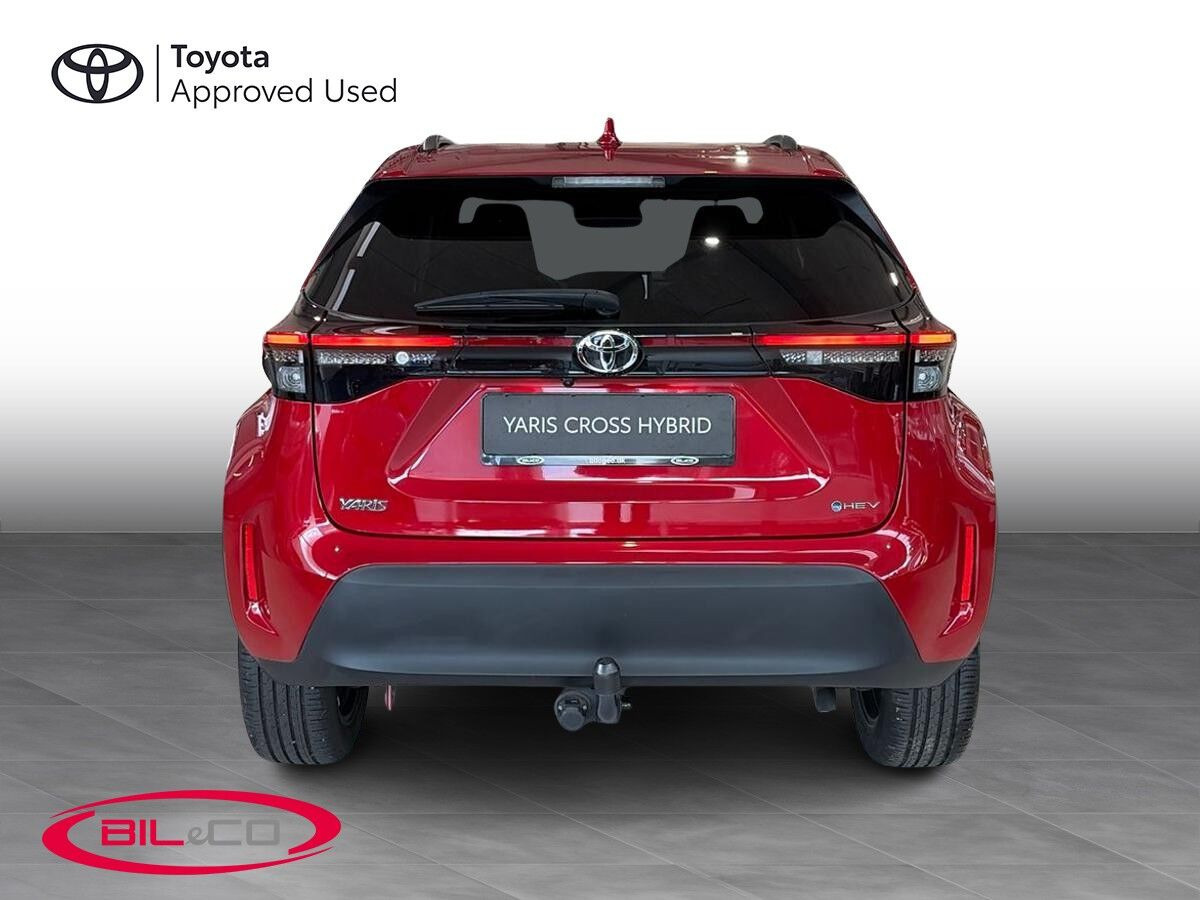 Rød Toyota Yaris Cross fra 2024