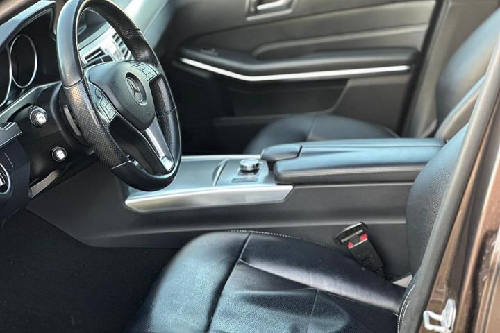 Brun Mercedes E220 fra 2014