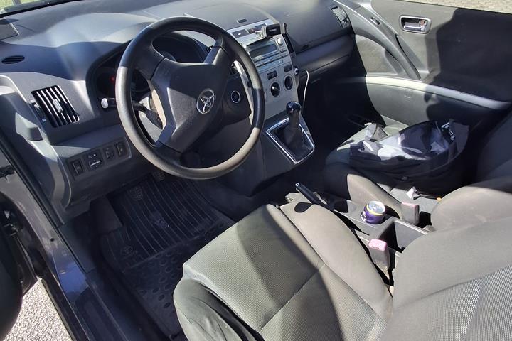 Grå Toyota Corolla Verso fra 2008
