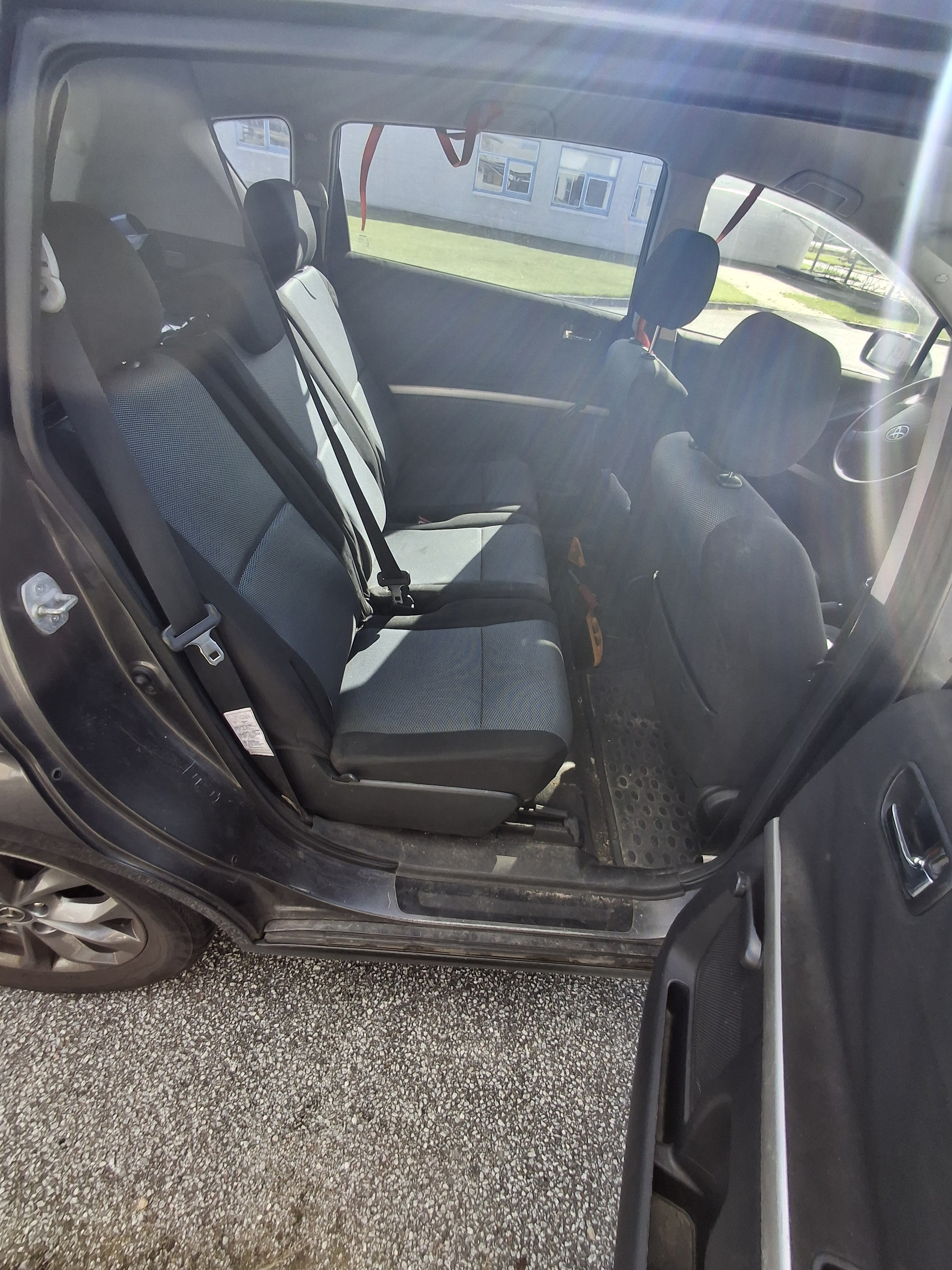 Grå Toyota Corolla Verso fra 2008