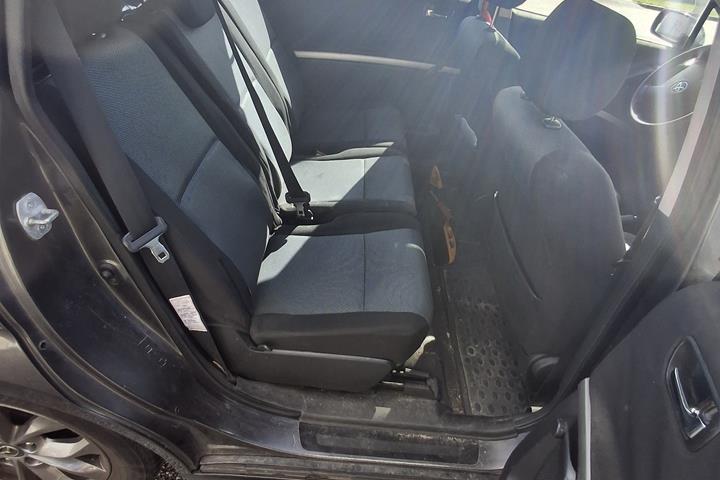 Grå Toyota Corolla Verso fra 2008
