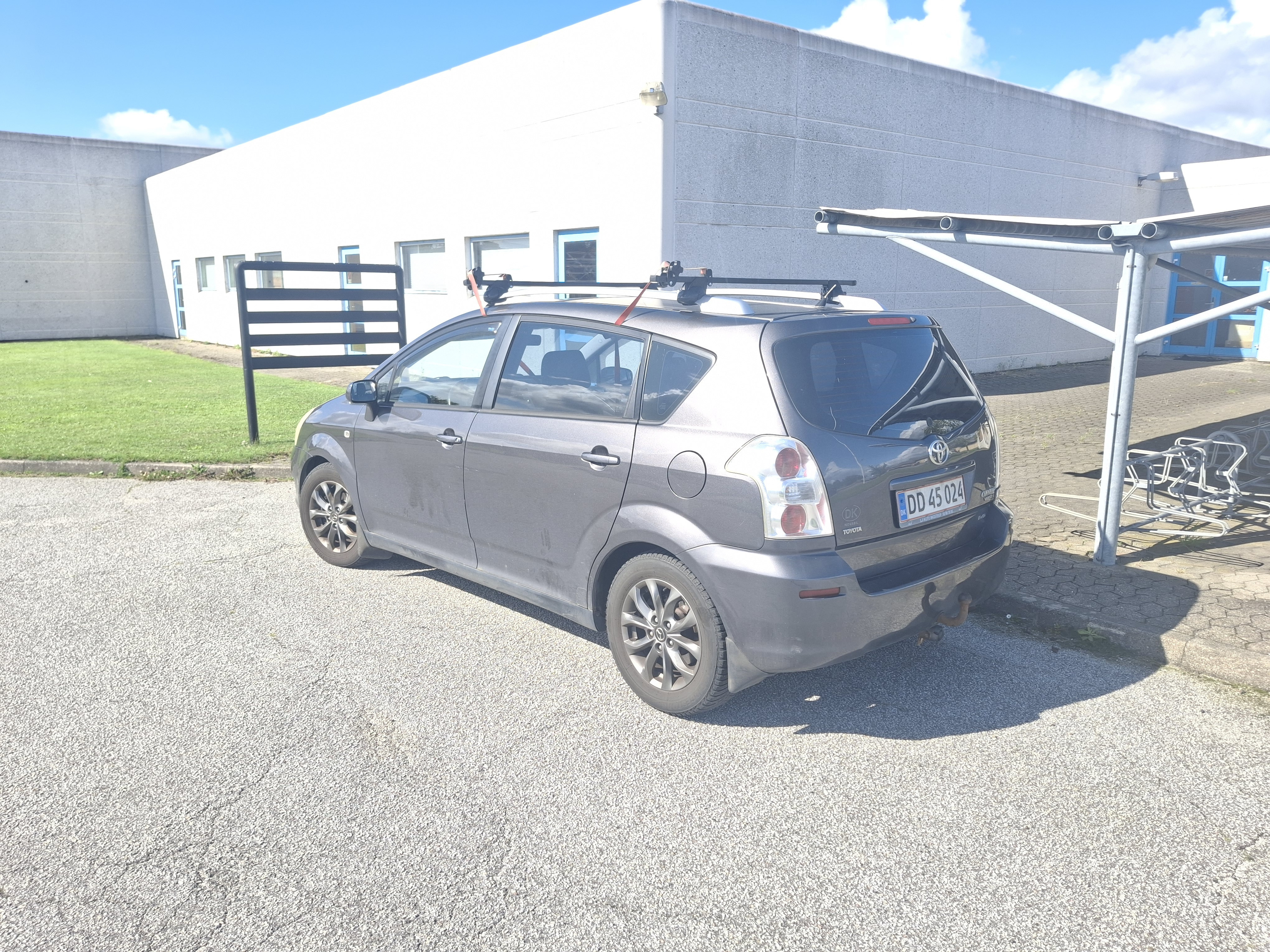 Grå Toyota Corolla Verso fra 2008