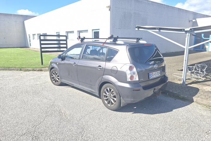 Grå Toyota Corolla Verso fra 2008