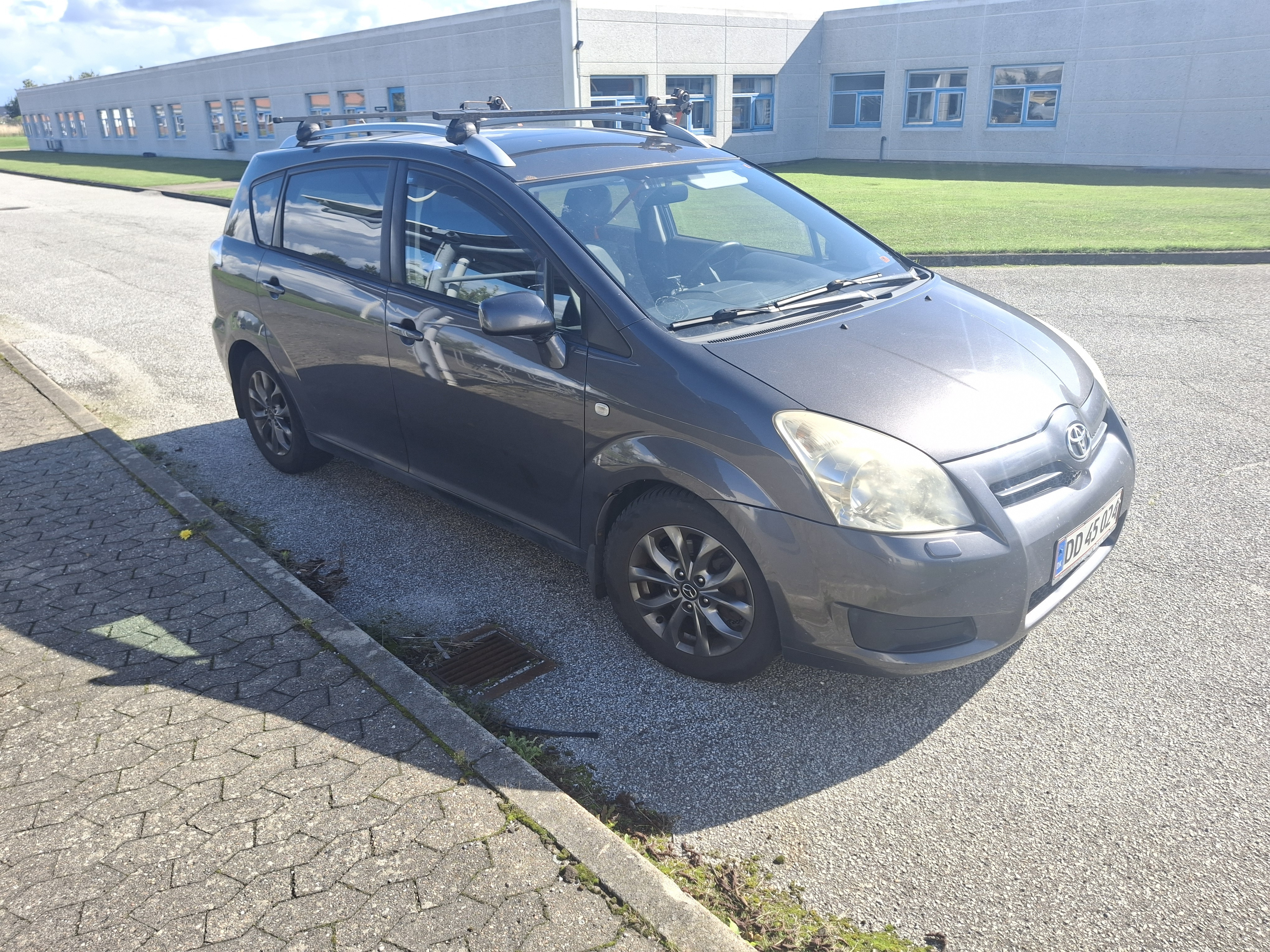 Grå Toyota Corolla Verso fra 2008