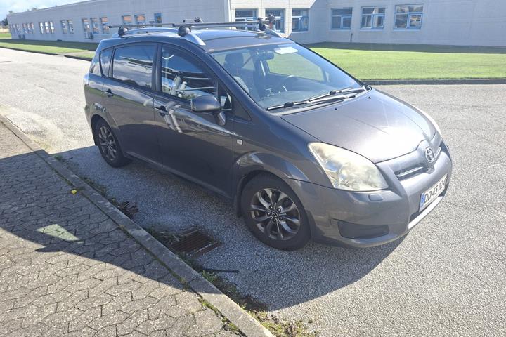 Grå Toyota Corolla Verso fra 2008