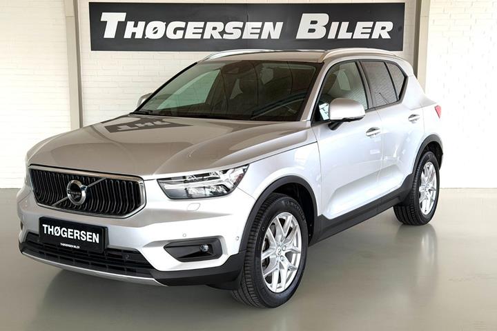 Sølv Volvo XC40 fra 2018 set udefra