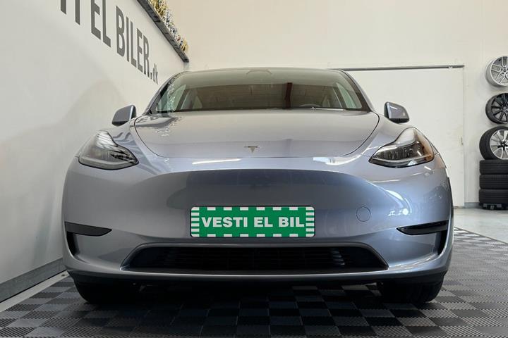 Sølv Tesla Model Y fra 2023