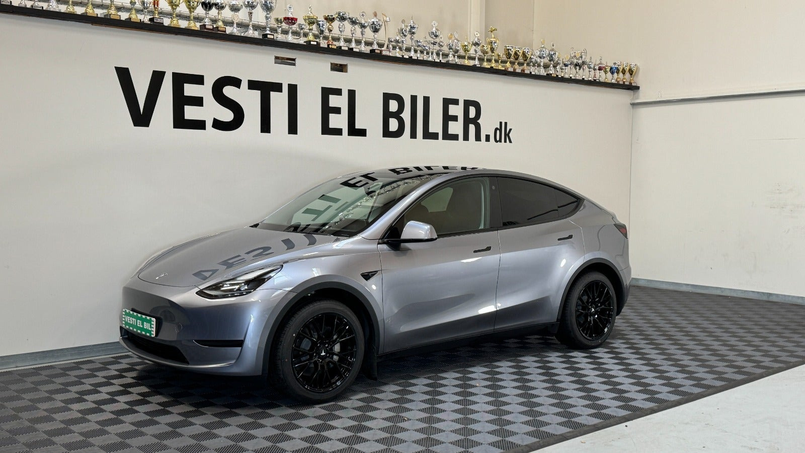 Sølv Tesla Model Y fra 2023