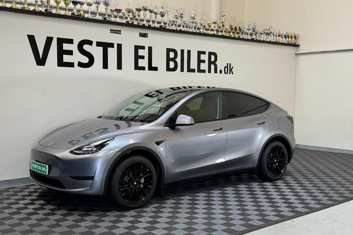 Sølv Tesla Model Y fra 2023