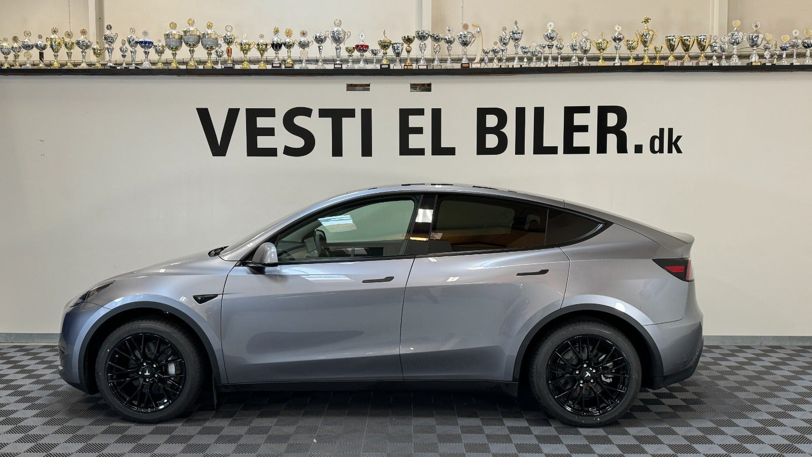 Sølv Tesla Model Y fra 2023