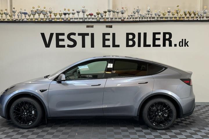 Sølv Tesla Model Y fra 2023