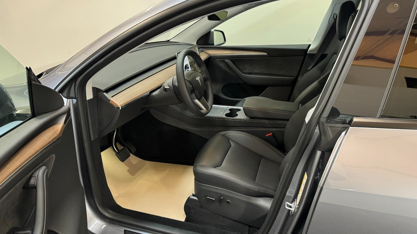 Sølv Tesla Model Y fra 2023