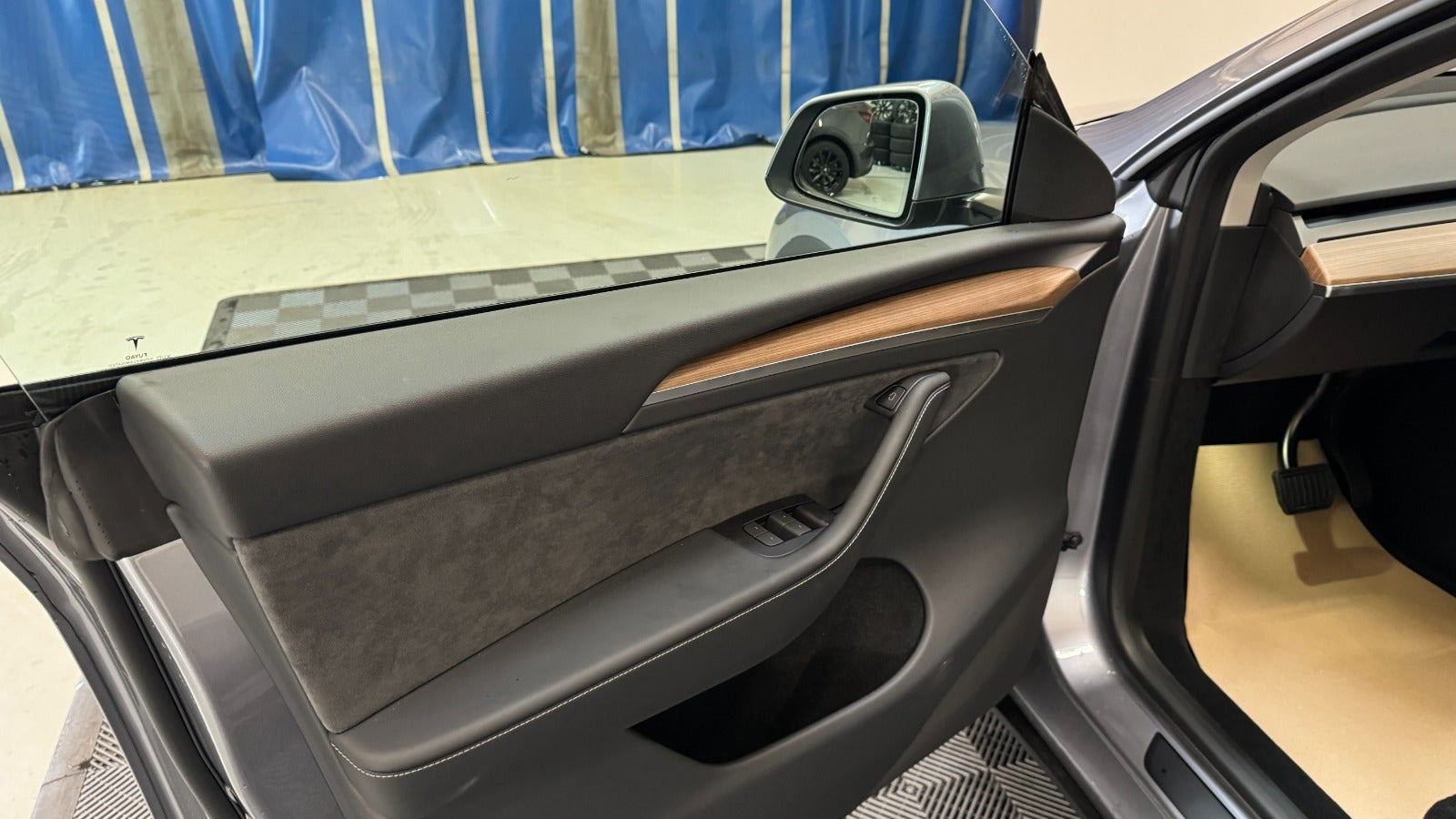 Sølv Tesla Model Y fra 2023